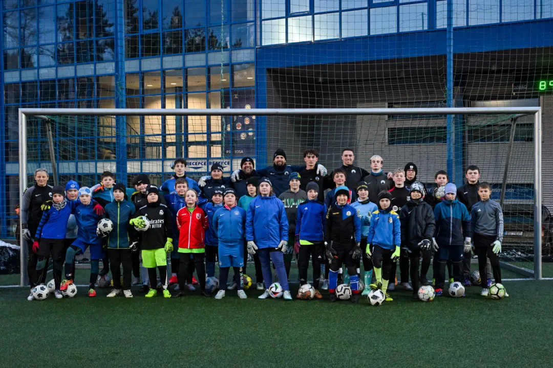 Šance pro fotbalové gólmany z menších klubů. Na brankářskou akademii Slovanu jich chodí desítky