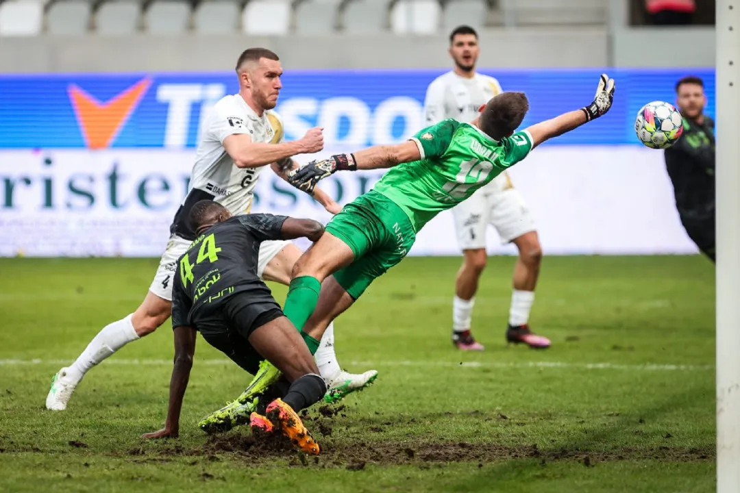 Jablonec uhrál na hřišti Hradce Králové remízu 1:1, přestože domácí posledních 15 minut dohrávali v deseti