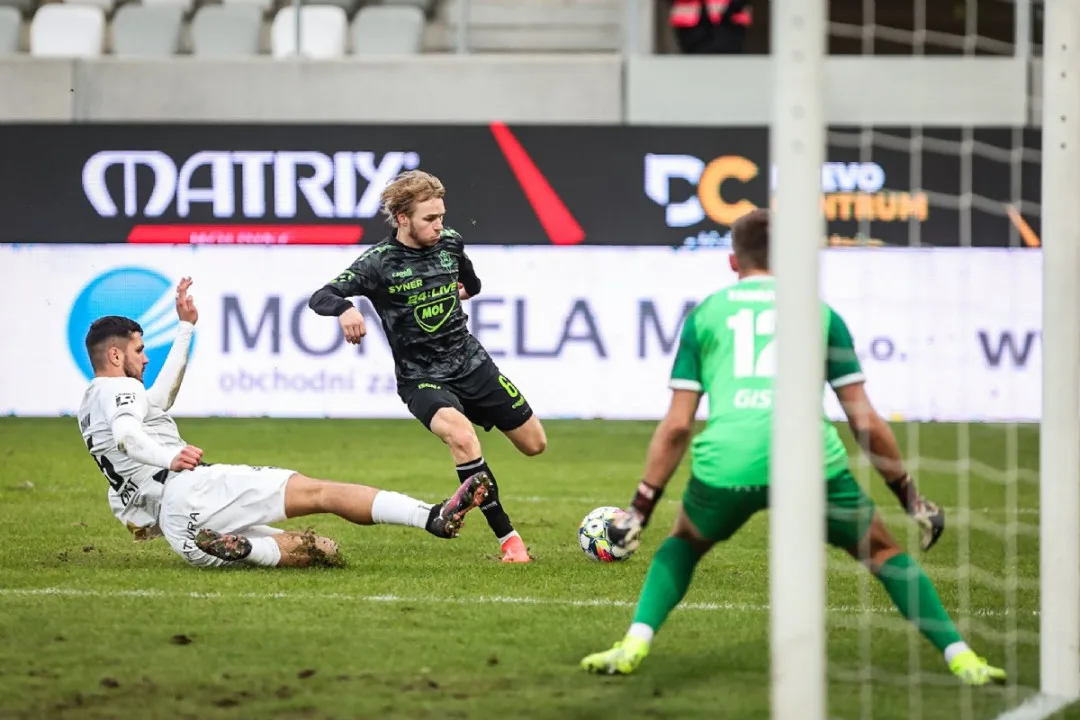 Jablonec uhrál na hřišti Hradce Králové remízu 1:1, přestože domácí posledních 15 minut dohrávali v deseti