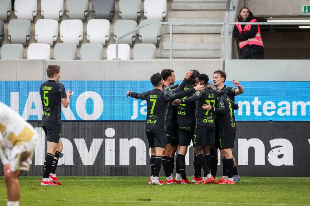 Jablonec uhrál na hřišti Hradce Králové remízu 1:1, přestože domácí posledních 15 minut dohrávali v deseti