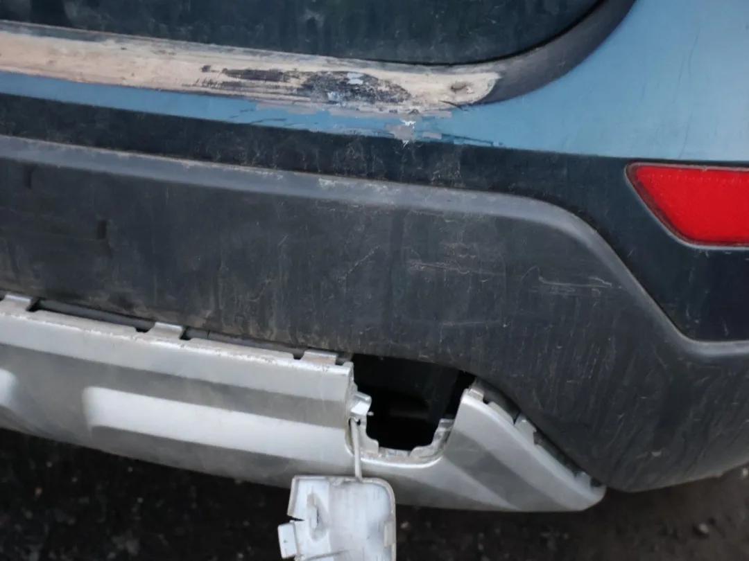 Řidiči se po ťukanci u Jablonného dohodli, že nehodu vyřeší na benzínce. Viník ale ujel