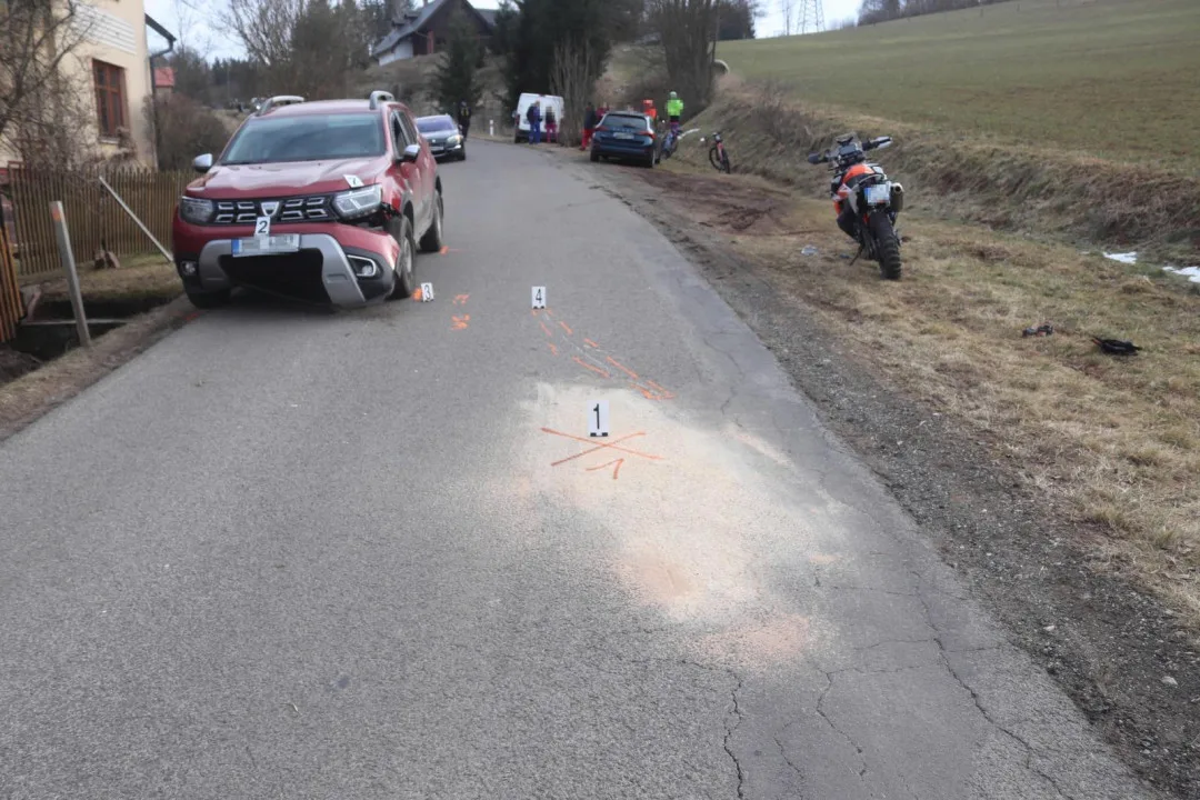 Motorkář neubrzdil a narazil do auta před sebou. Skončil v nemocnici