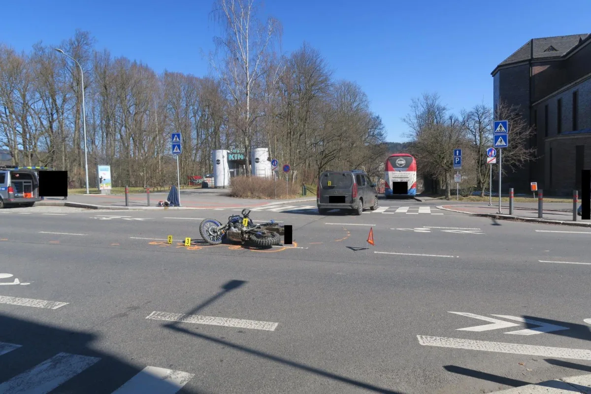 Nehoda letního kina v Jablonci. Řidič auta nedal přednost motorce