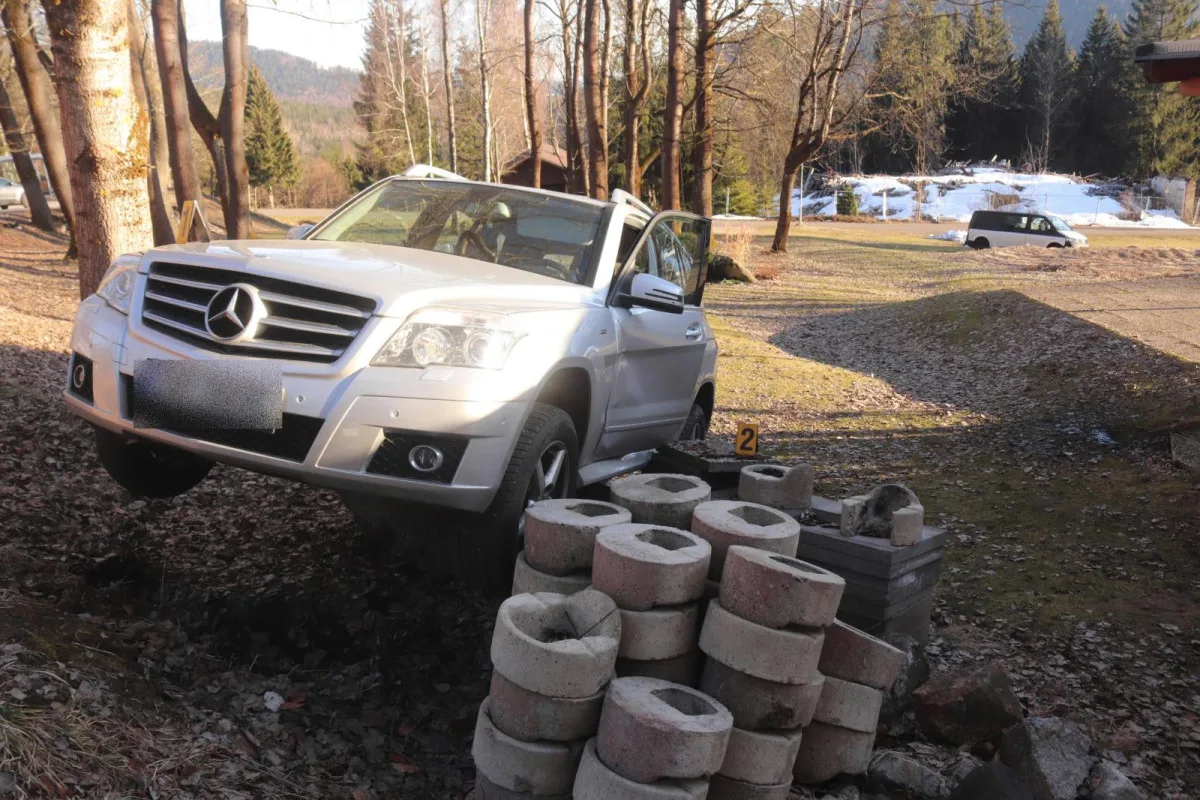 Spěch na vlak se málem nevyplatil. Špatně zabržděné auto skoro přejelo řidičku