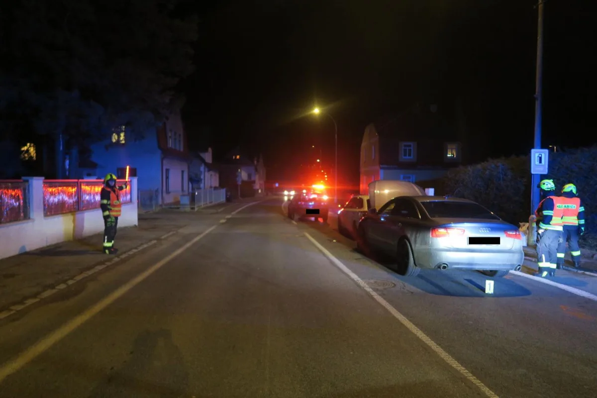 Mladá řidička za jízdy ladila rádio. Nestihla zabrzdit a bourala auto před sebou