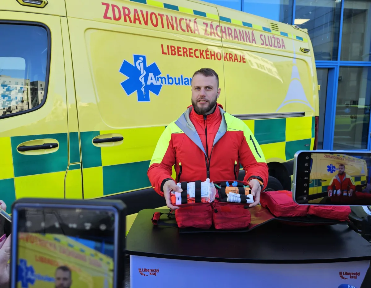 Republikový unikát od liberecké záchranky. Tašky Panik pro složky IZS pro situace, ve kterých záchranáři ke zraněným nemohou