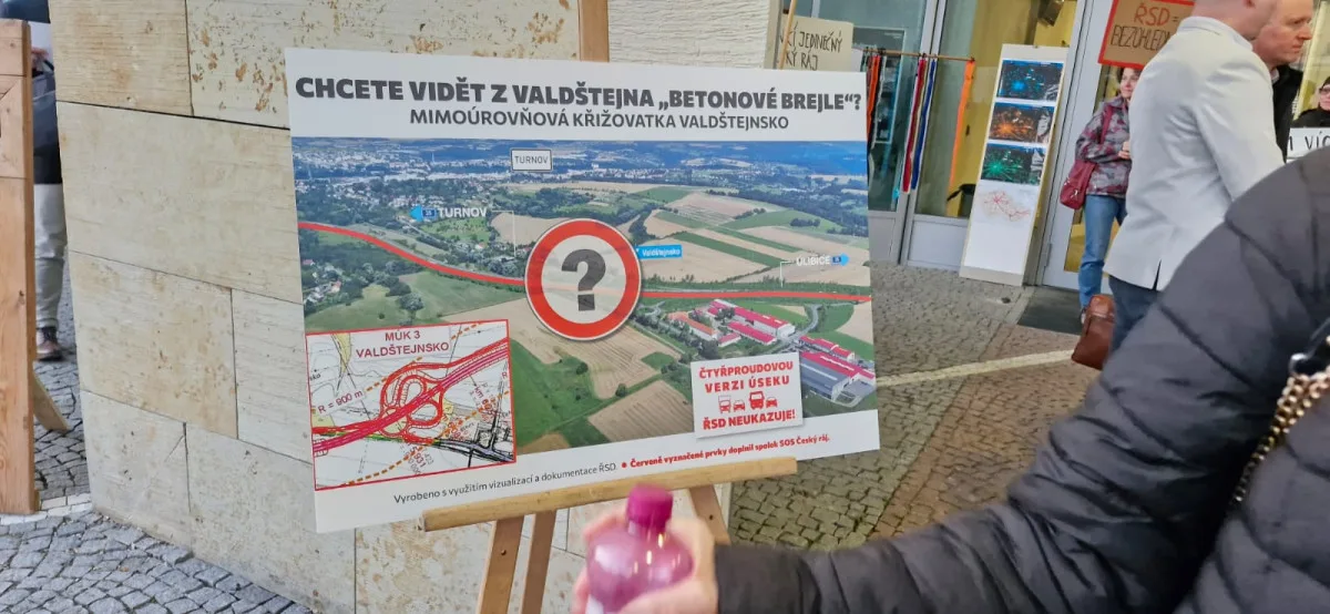 Lidé v Turnově protestovali proti plánované silnici 35 vedoucí Českým rájem. Je na čase začít se stavbou, kontruje ministr Kupka