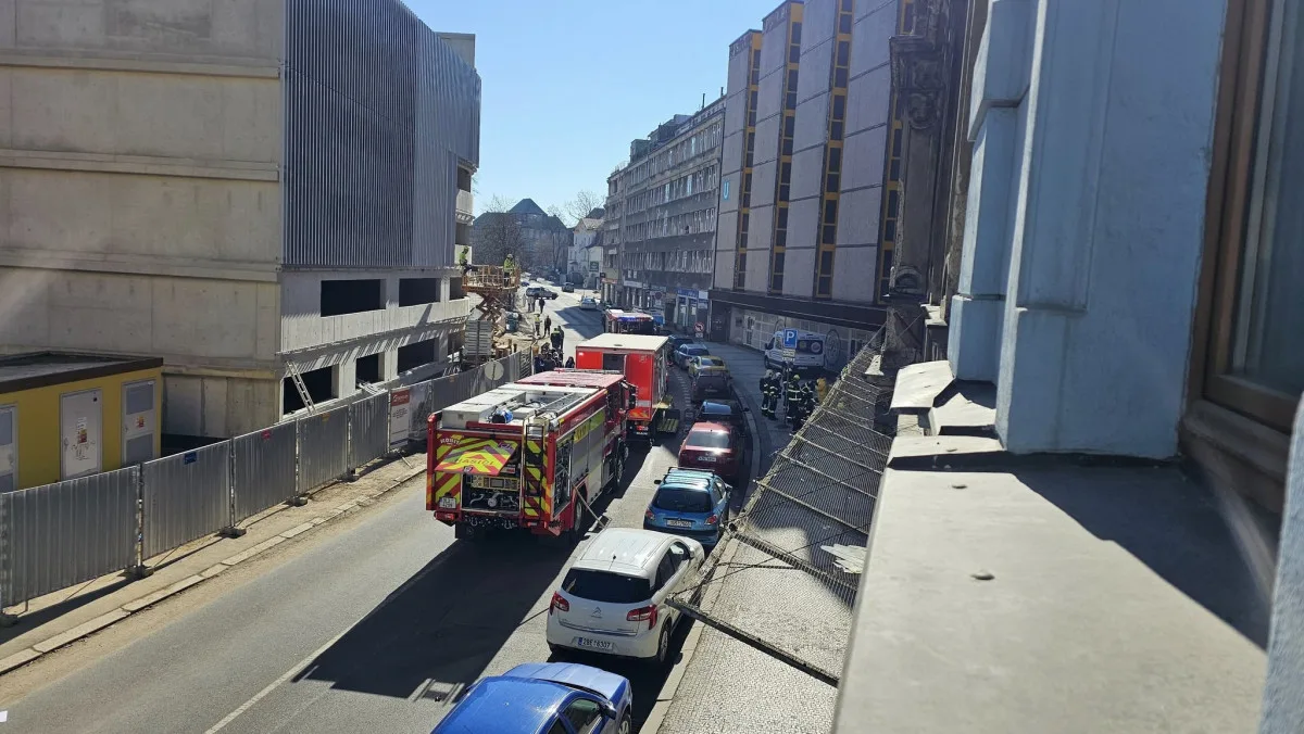 V jedné z budov nemocnice zasahovali hasiči u úniku nebezpečných látek. Než dorazili, evakuovalo se z budovy 10 lidí