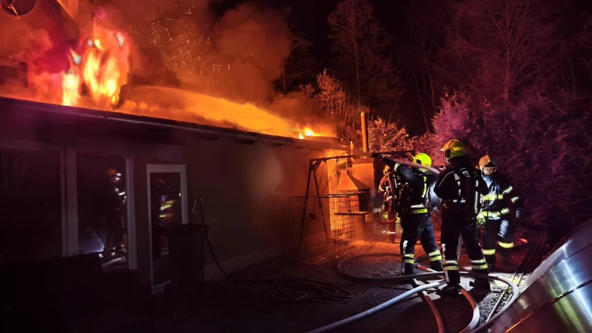 V Novinách pod Ralskem na Českolipsku hoří rodinný dům. Podle hasičů uvnitř nikdo není