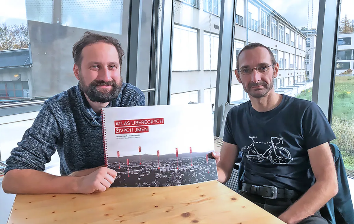 Václav Lábus (vpravo), Daniel Vrbík a jejich atlas živých jmen.