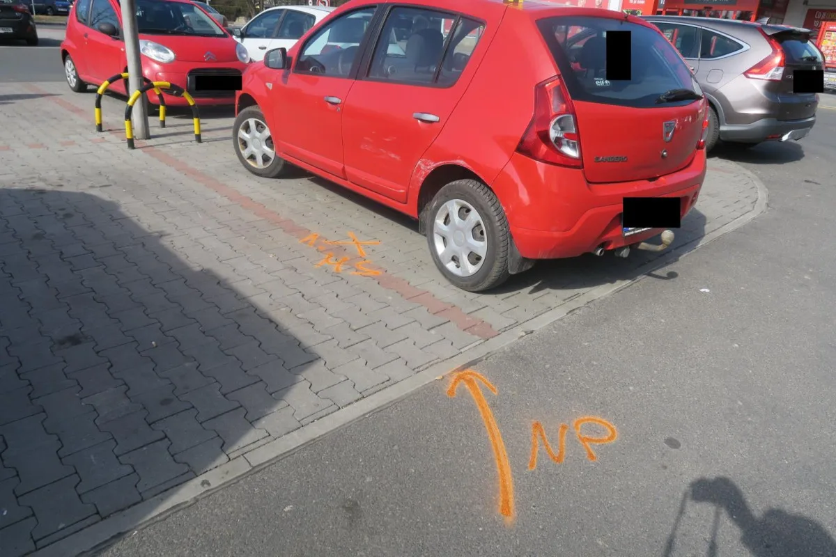 Na parkovišti u jabloneckého Penny narazil do jiného vozu a ujel. Řidiče černé Oktávky teď hledá policie