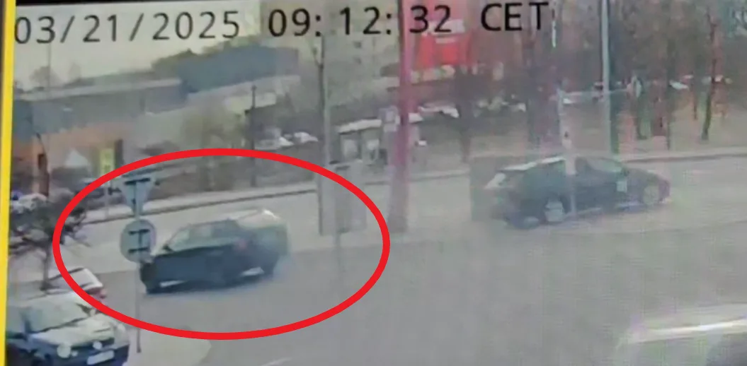 Na parkovišti u jabloneckého Penny narazil do jiného vozu a ujel. Řidiče černé Oktávky teď hledá policie