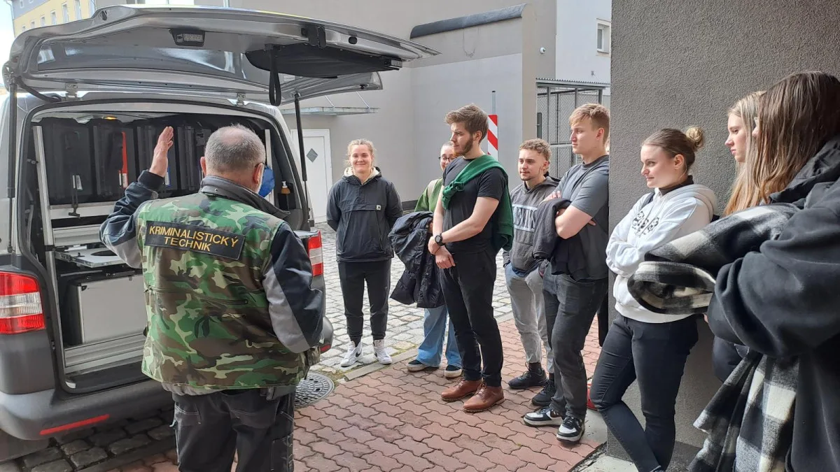 Budoucí záchranáři měli možnost nahlédnout do práce policie