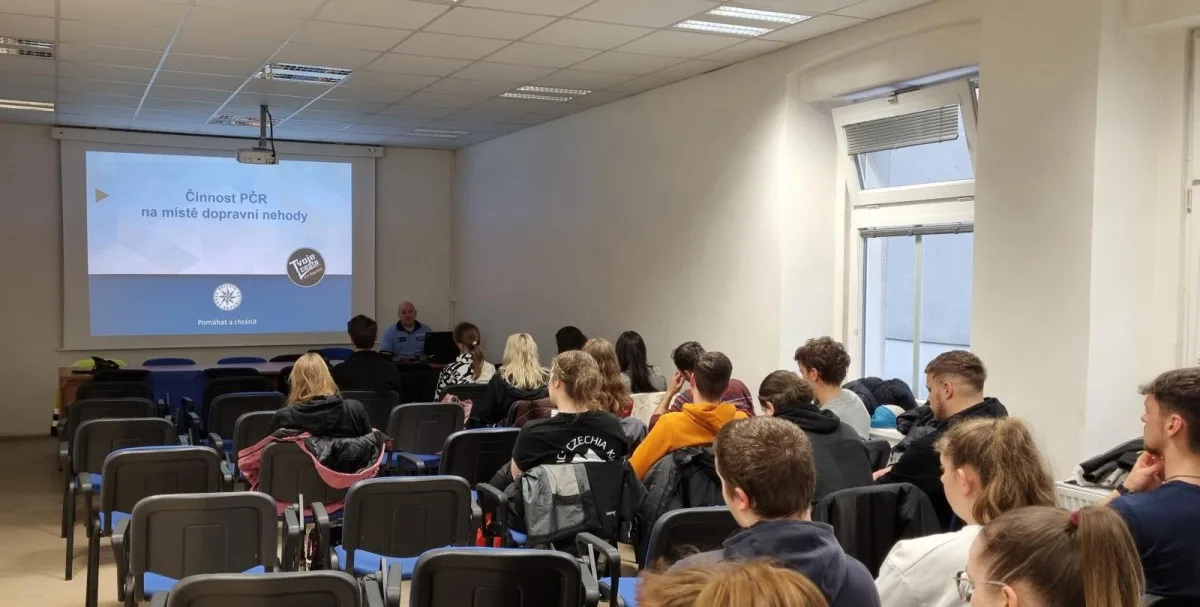 Budoucí záchranáři měli možnost nahlédnout do práce policie