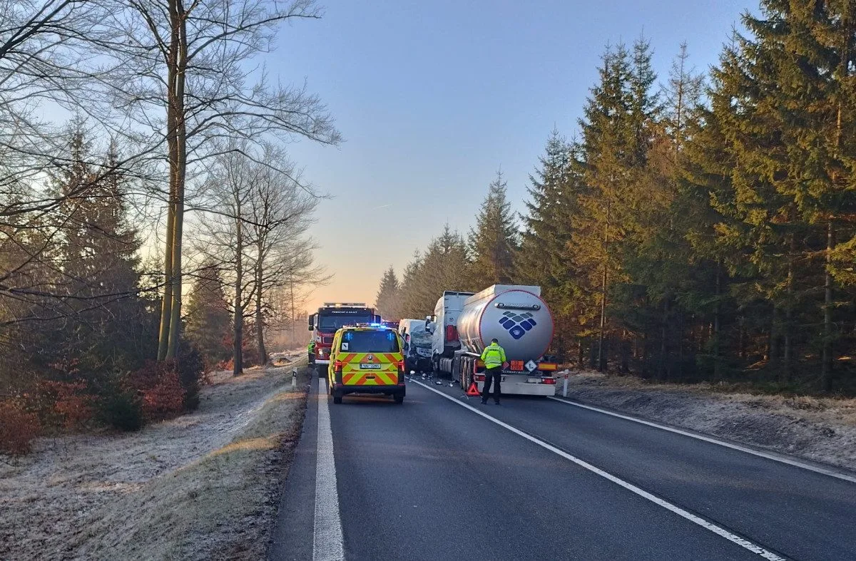 Tragické následky nehody u Svoru. Po srážce auta s kamionem zemřel člověk, další je těžce zraněný