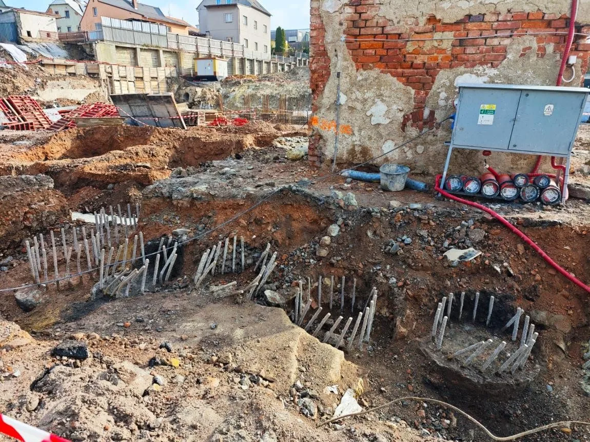 V Hrádku pokračují práce na revitalizaci bývalého továrního komplexu. Stavbaři zajišťují komín
