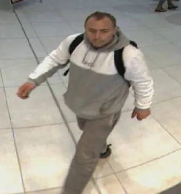 Znáte muže na fotkách? Platil nákupy cizí kartou, s pomocí snímků z kamer kas ho hledá policie