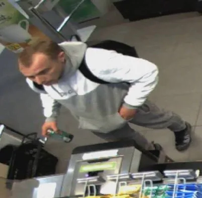 Znáte muže na fotkách? Platil nákupy cizí kartou, s pomocí snímků z kamer kas ho hledá policie