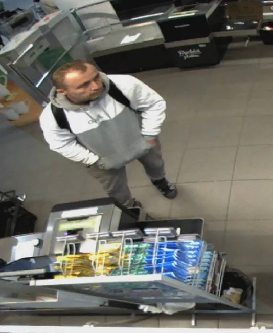Znáte muže na fotkách? Platil nákupy cizí kartou, s pomocí snímků z kamer kas ho hledá policie