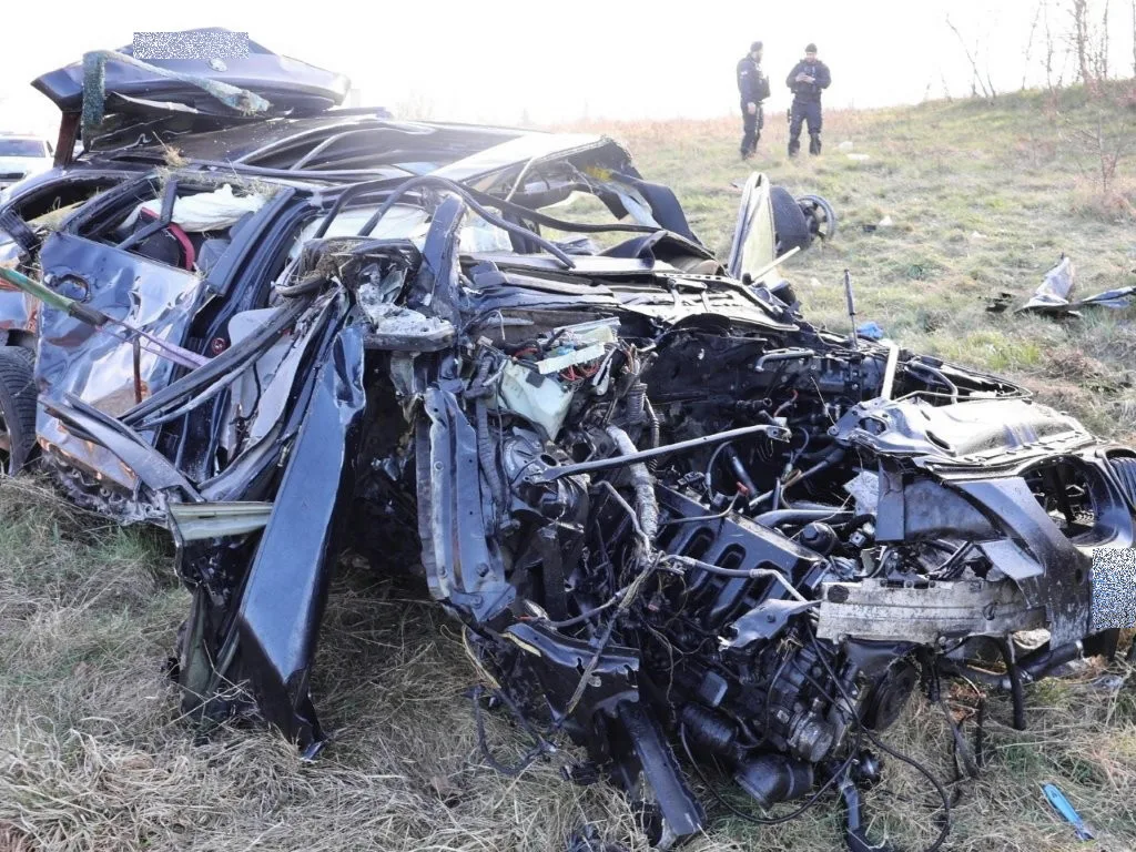 Narozeninový zázrak pro řidiče BMW. Bouračku, po které z jeho auta zůstala jen hromada plechu, přežil