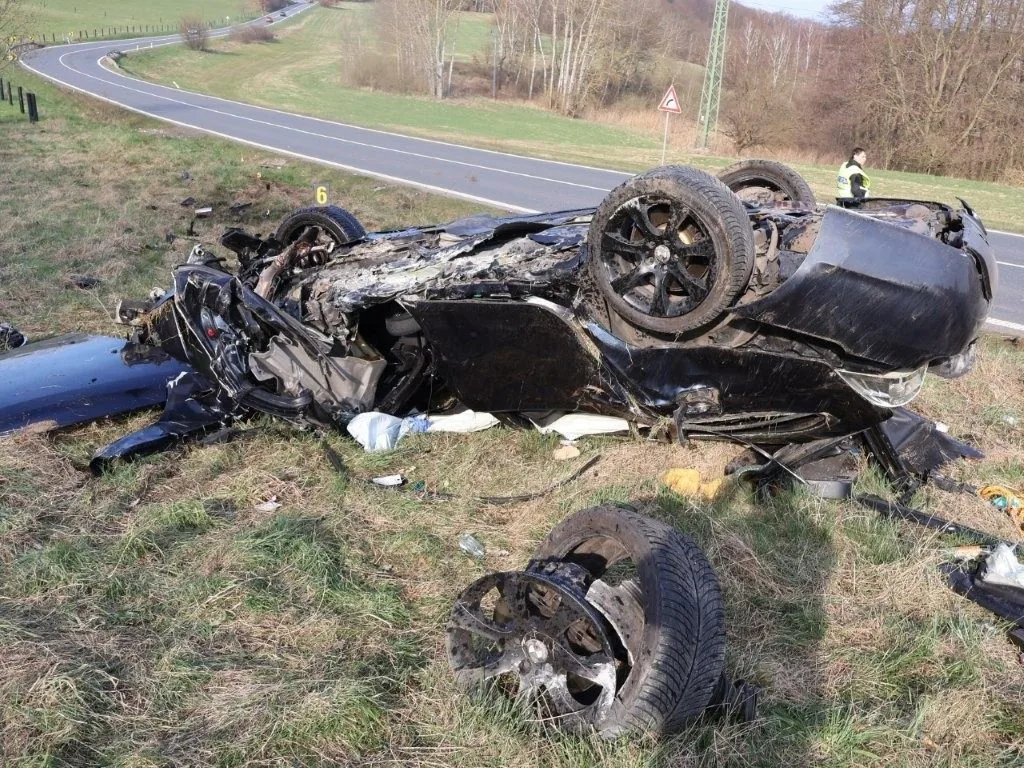 Narozeninový zázrak pro řidiče BMW. Bouračku, po které z jeho auta zůstala jen hromada plechu, přežil
