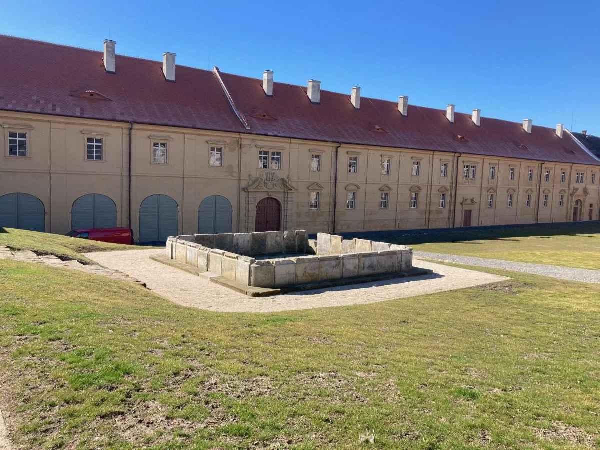 V Zákupech se dnes veřejnosti poprvé otevírá obnovená konírna, která připomíná barokní katedrálu