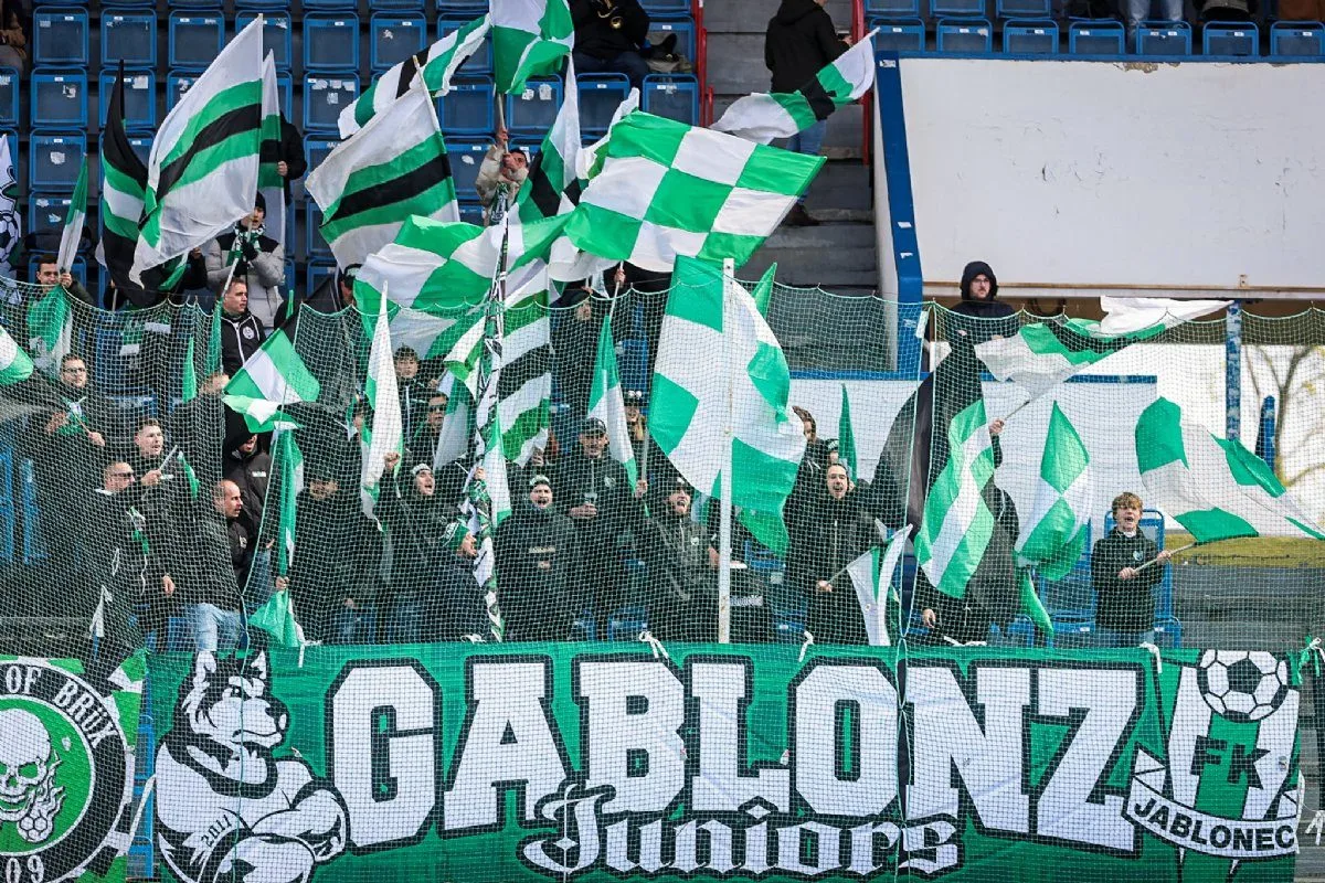 Jablonec v Teplicích vyhrál díky gólu Jawa 1:0, přes početní převahu nedokázal řadu dalších šancí proměnit