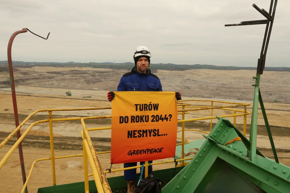 Aktivisté Greenpeace včetně Čecha vylezli ráno na rypadlo v dole Turów a požadují útlum těžby a pomoc lidem v regionu