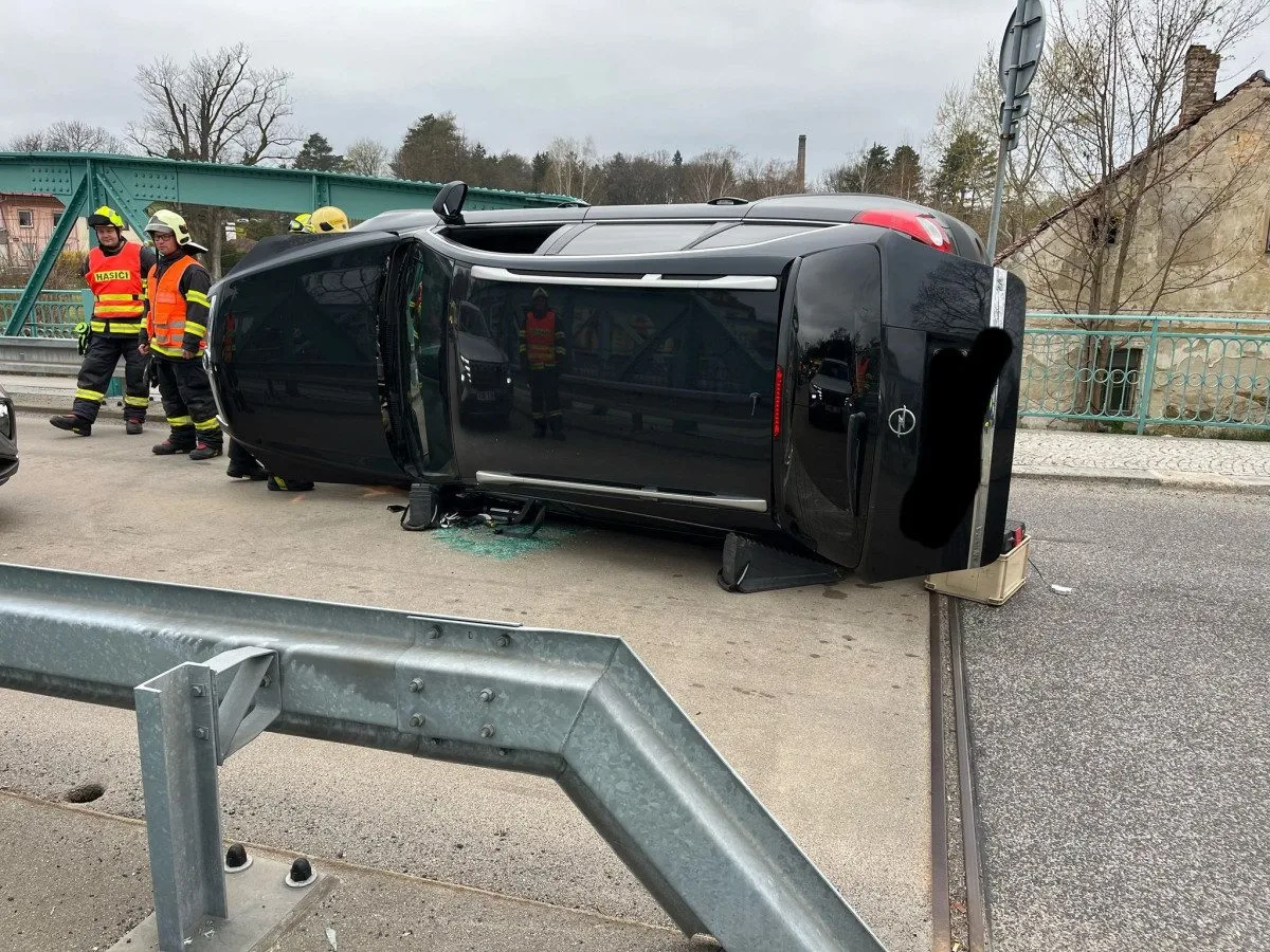 Další převrácené auto na mostě ve Frýdlantu, opět najelo na svodidla