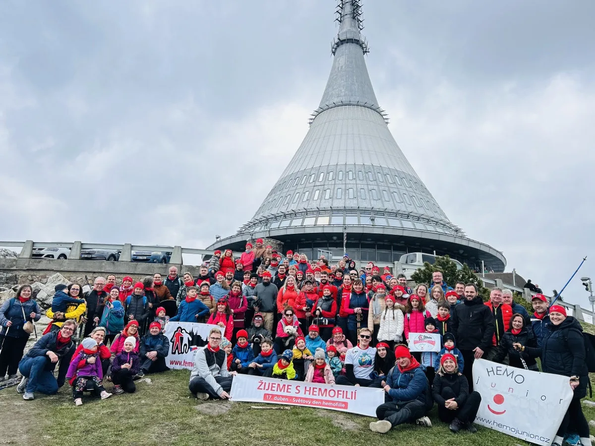 Stovka lidí s vrozenou poruchou srážlivosti krve zdolala o víkendu Ještěd
