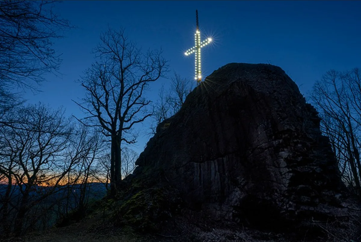 Skalku nad Novým Borem opět rozzáří světlo Velikonoc – svítící kříž