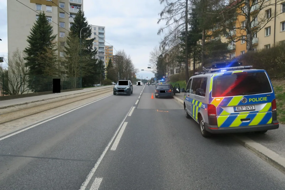 Se zákazy řízení ujížděl policistům v Jablonci i rychlostí 140 km/h. Skončil ve vazbě