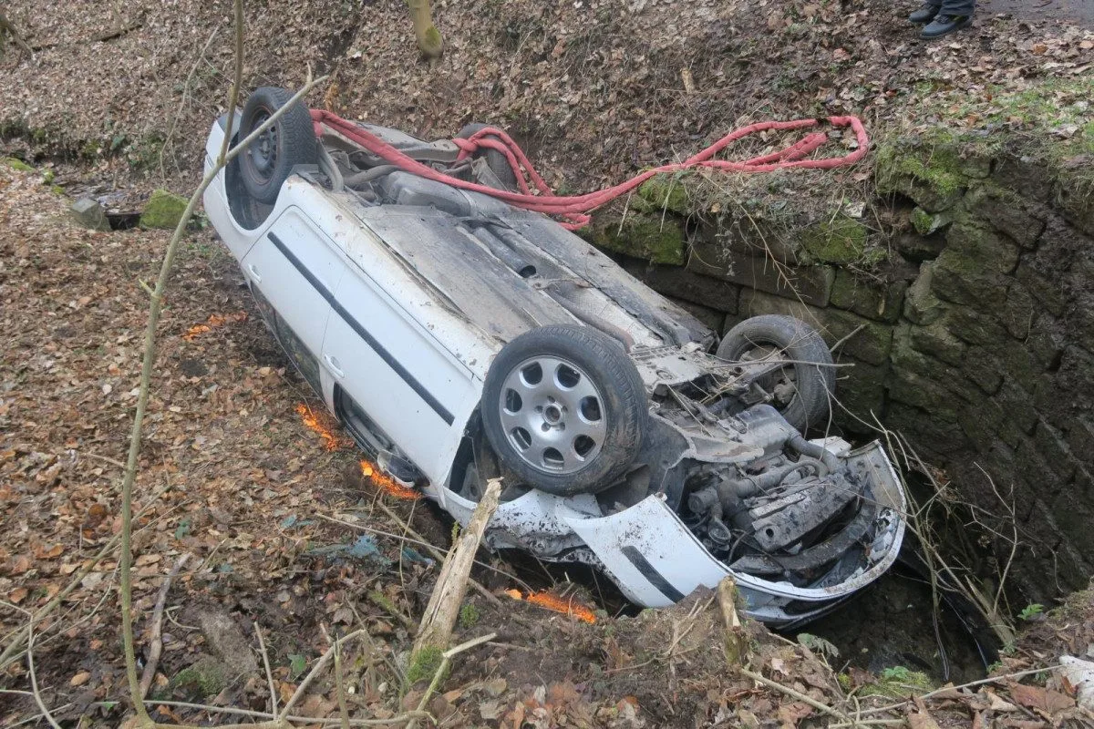 Takto skončil vůz zadrženého 33letého muže v březnu, kdy se snažil ujet policistům v oblasti Frýdštejna.