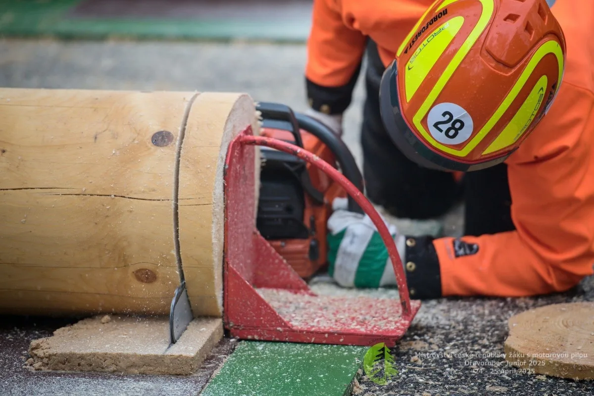 Dřevorubec junior 2025, jedna z disciplín.