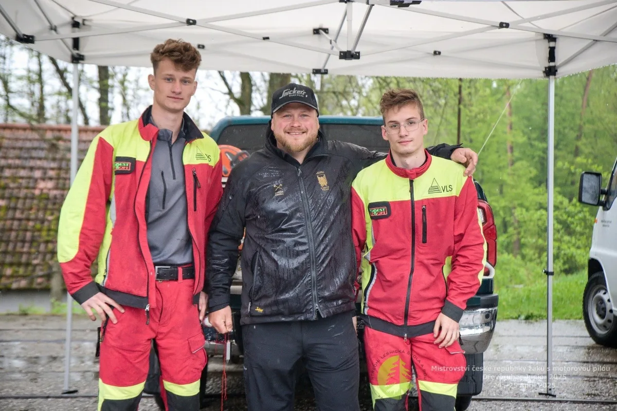 Nejlepším juniorským dřevorubec ČR je Jan Šejnoha (na snímku vlevo) z frýdlantské lesnické školy. Jeho týmový kolega David Matura skončil v soutěži žáků ČR čtvrtý. Na snímku spolu s mistrem odborného výcviku Martinem Roušalem.