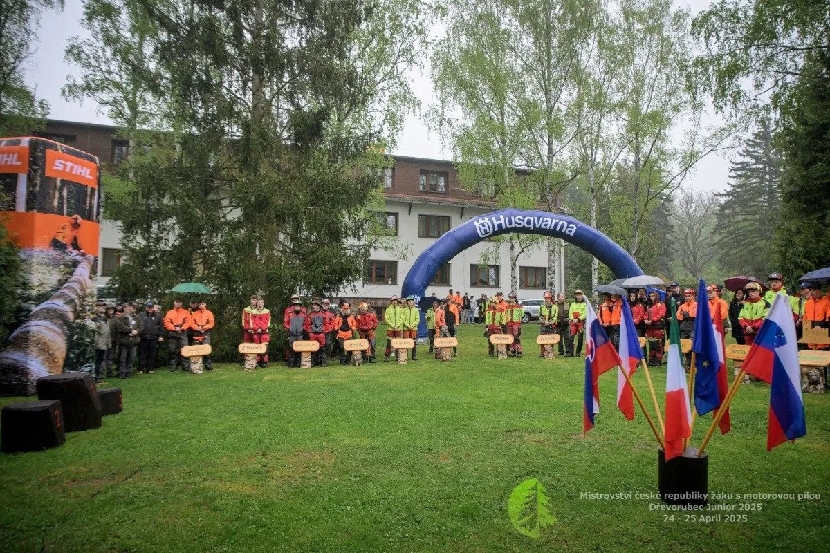 Dřevorubec junior 2025 - slavnostní nástup týmů.