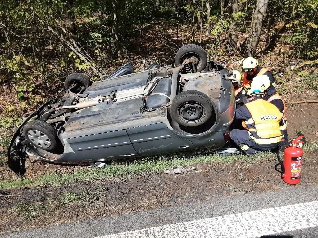 Jednou z událostí, kterou hasiči o víkendu řešili, byla dopravní nehoda v obci Bezděz.