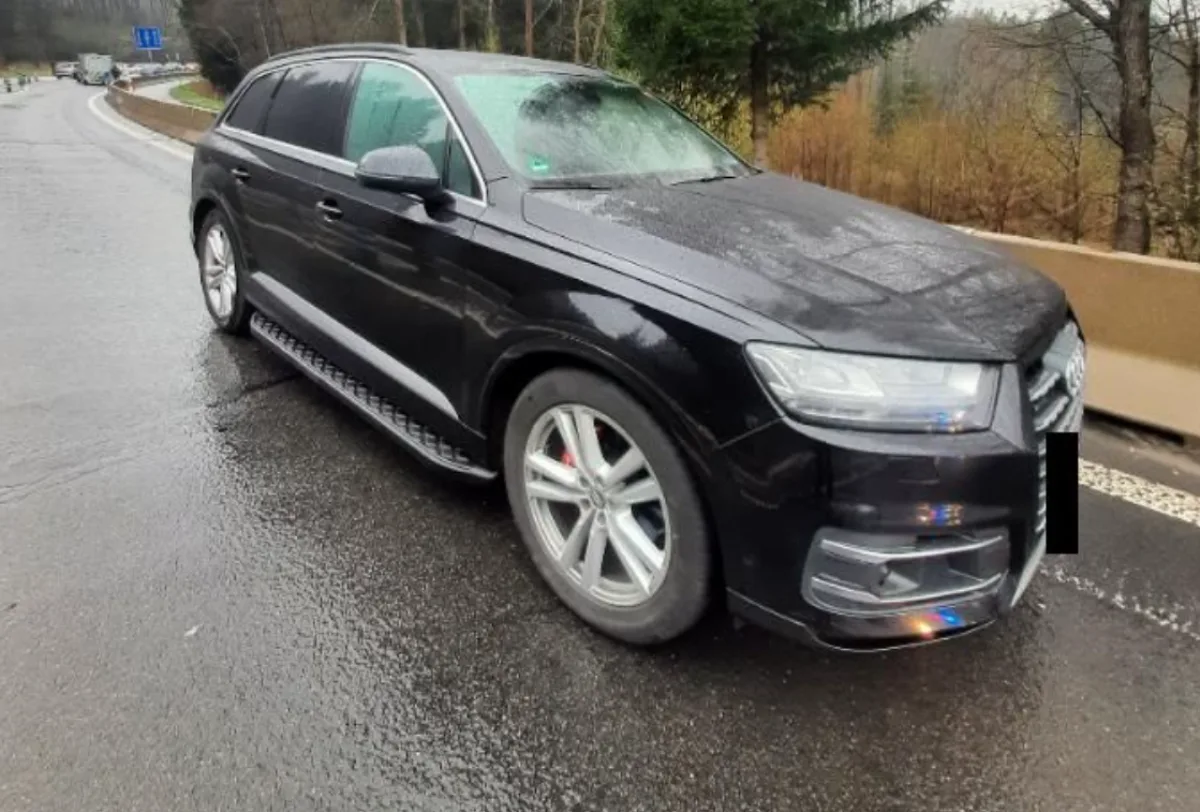Cizinec v kradené Audi Q7 ujel 700 km, zastavil ho policejní zátaras u Jablonce