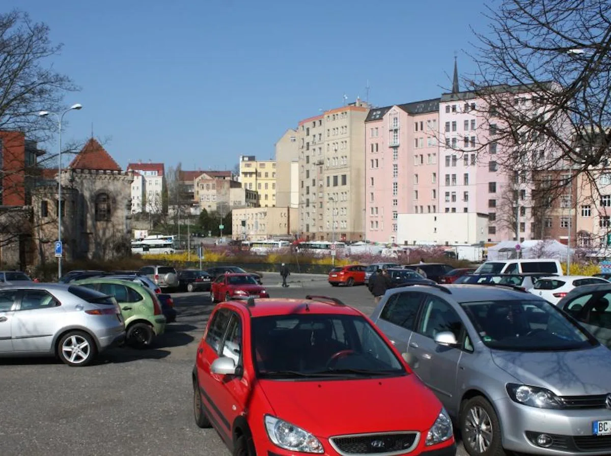 Parkování v Jablonci nad Nisou zůstane ještě zdarma, platit se bude až od června