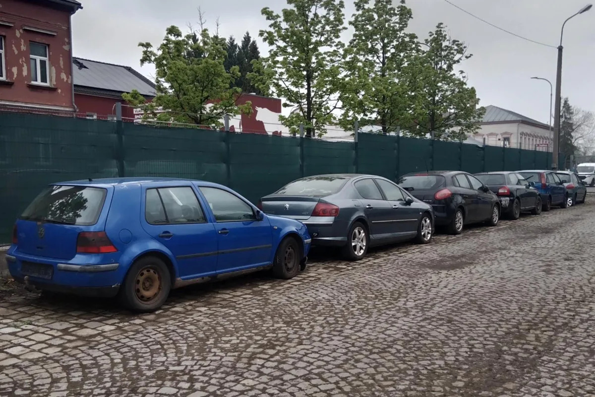 V Novém Boru odtáhli osm autovraků, když se majitelé neozvou, půjdou do dražby