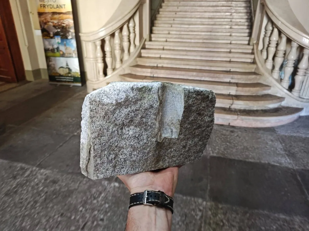 Z věže frýdlantské radnice se odlomila část římsy, dopadla na náměstí
