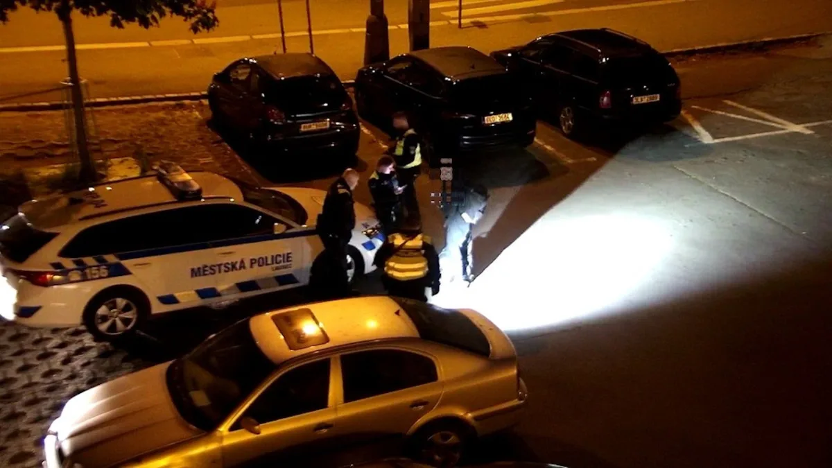 Podezřelého odhalila obsluha kamerového systému. Místo občanky nabídl kladivo a drogy