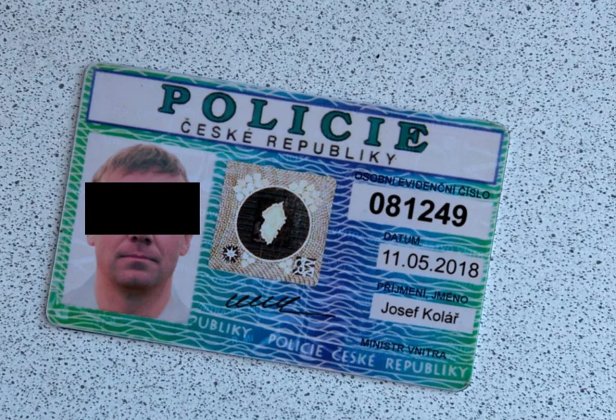 Falešný průkaz policisty, kterým se podvodníci snaží přesvědčit své oběti k převodu peněz