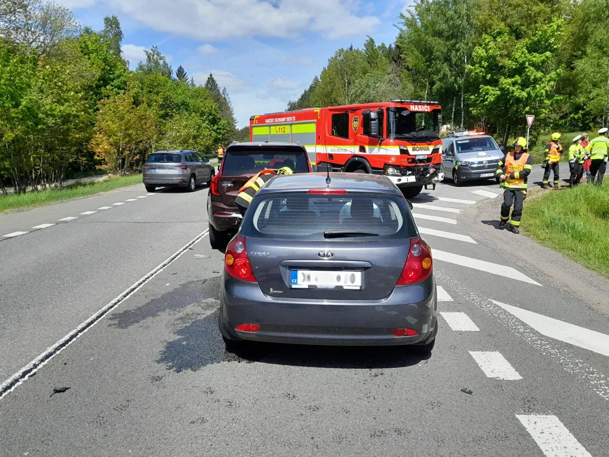 Při nehodě na silnici I/65 u odbočky na Dobrou vodu byli zraněni tři lidé