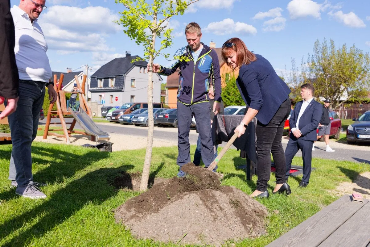 V Hrádku vysadili strom na památku dlouholetého starosty města. Zemřel před rokem