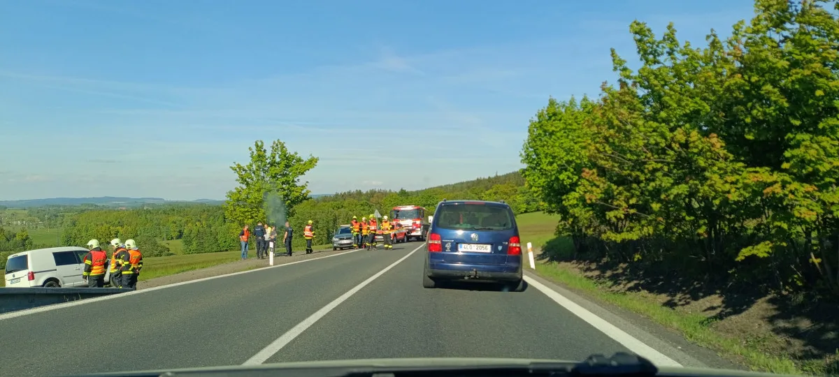 U Dětřichova havaroval při vzletu paraglidista, spadl z pěti metrů na silnici