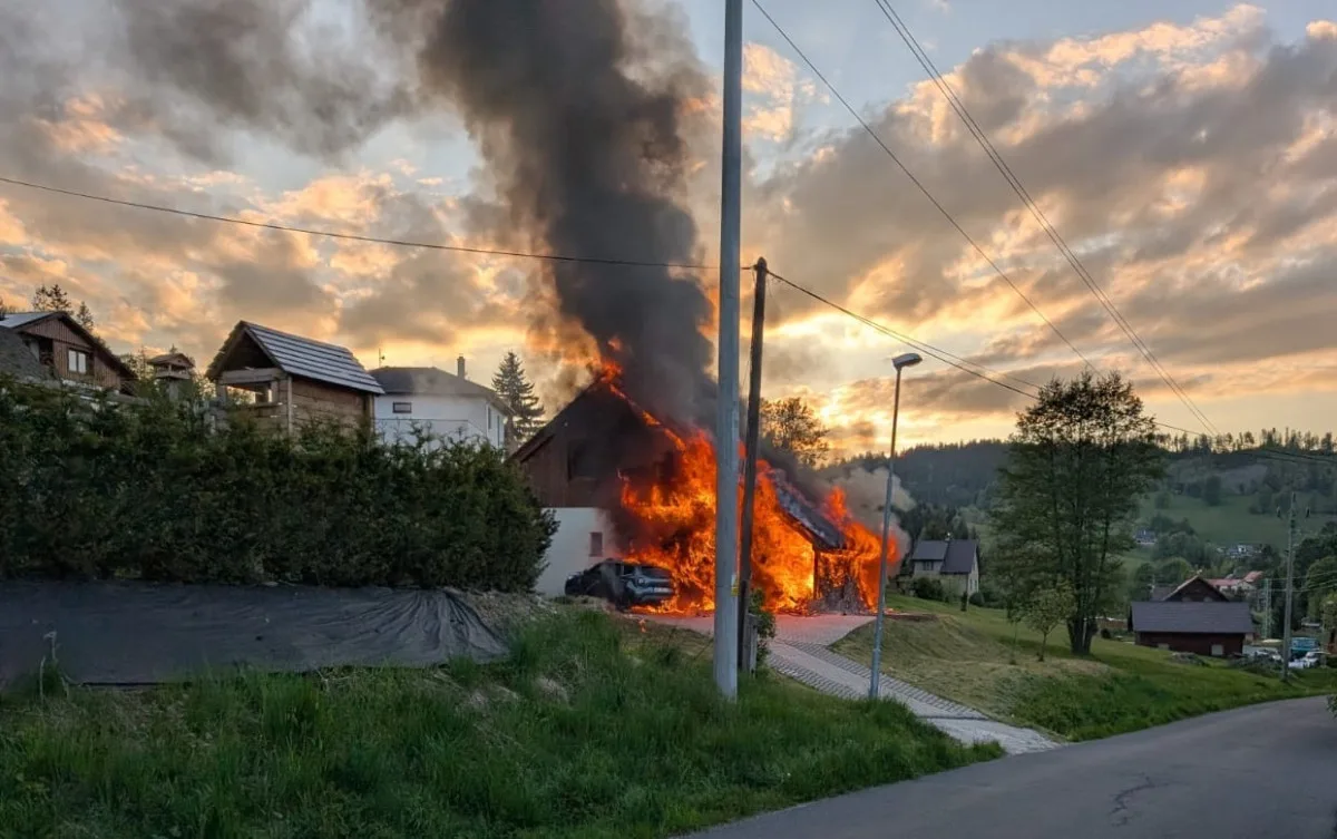 Požár domu a auta na Semilsku. Škoda je šest milionů, jeden člověk se nadýchal kouře