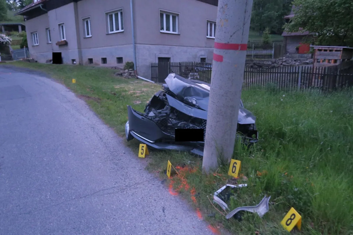 Se třemi promile se proháněl Rádlem, zastavil ho až sloup elektrického vedení