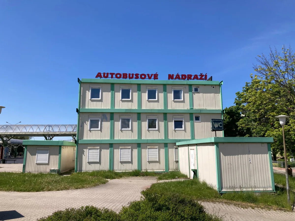 Buňky z autobusového nádraží v Liberci zmizí do konce května. Ještě poslouží