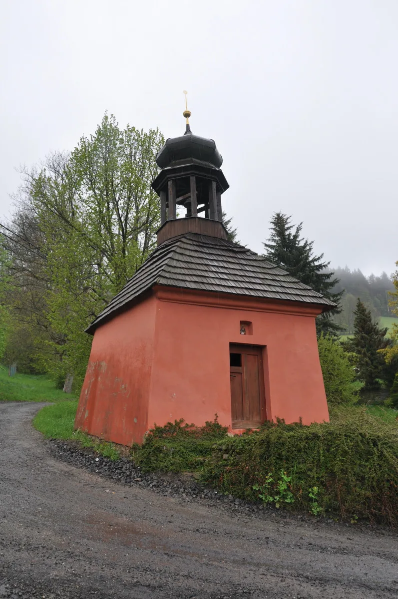 Kaple, kříž i boží muka. Památkový fond Libereckého kraje doplnily tři sakrální památky